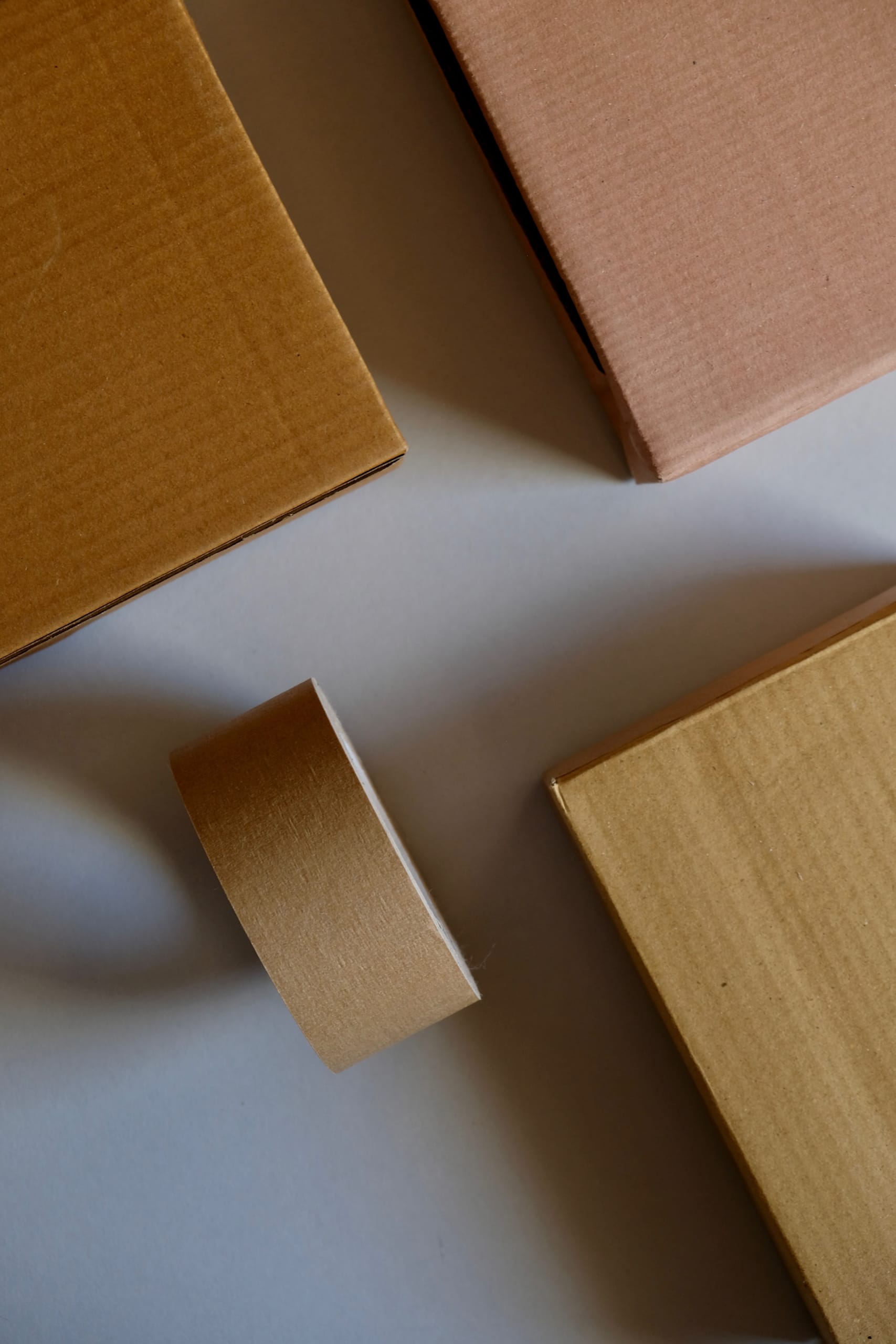 Die Ecken von vier Kartonverpackungen