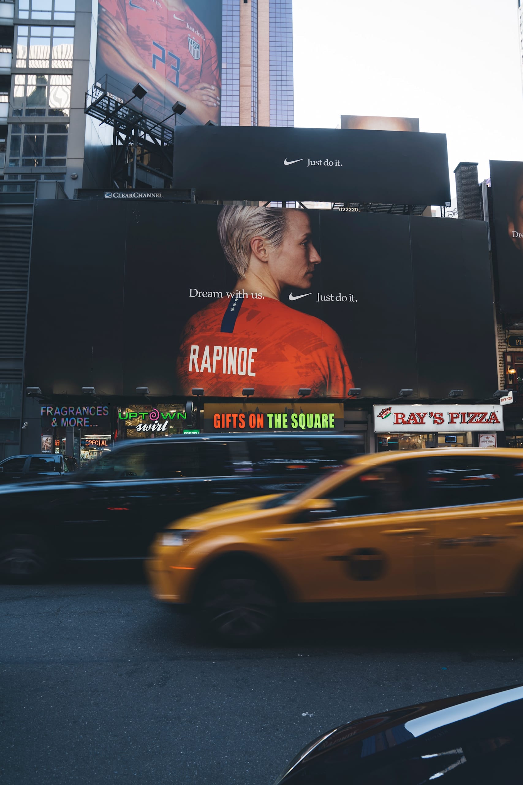 Werbetafel mit Werbung für Nike mit Straßenverkehr im Vordergrund