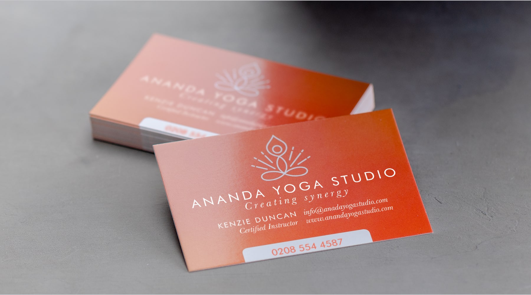 Business card that uses glossy business card paper stock