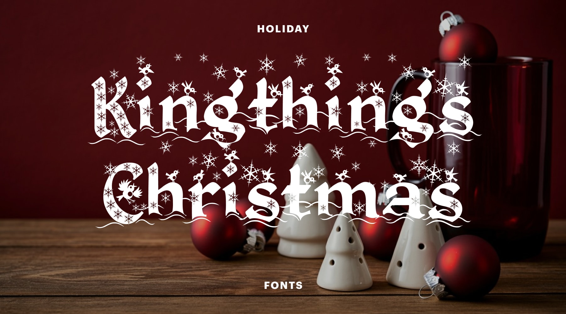 Rundgotische Schriftart Kingthings Christmas mit Schneeflocken