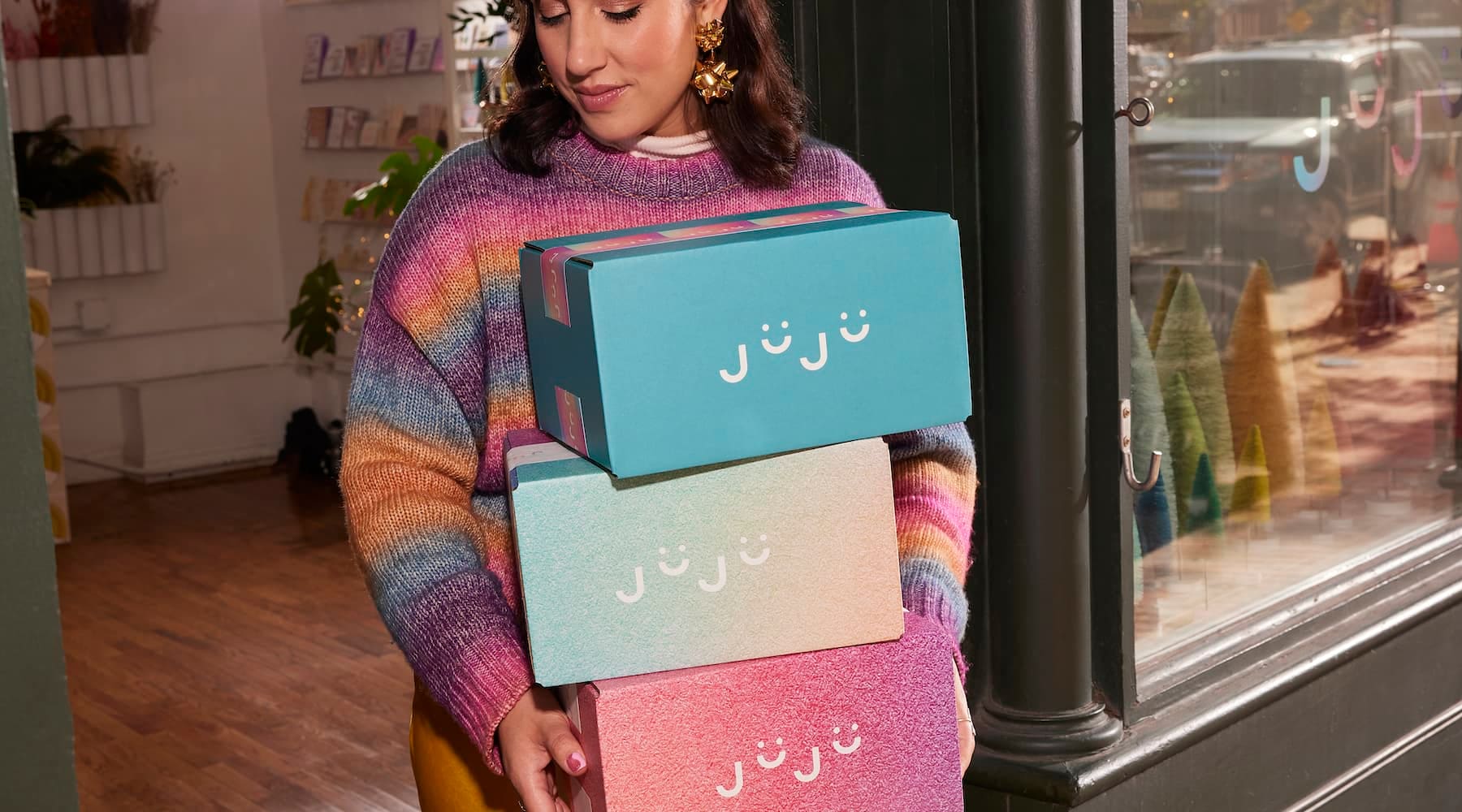 Propriétaire d’une petite entreprise portant des boîtes d’emballage personnalisées