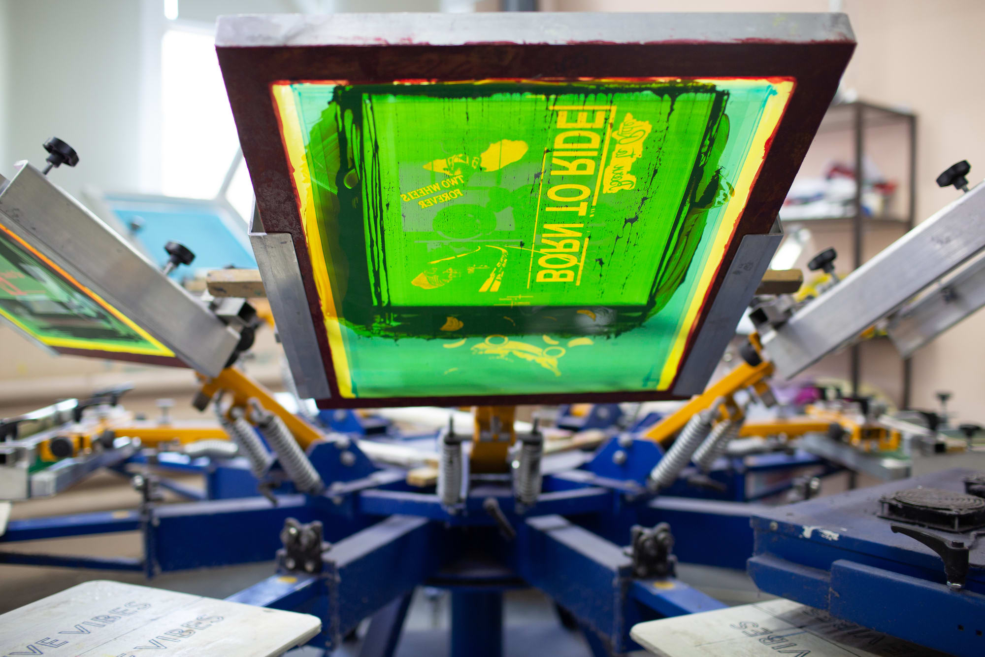 Screen printing screen with stencil