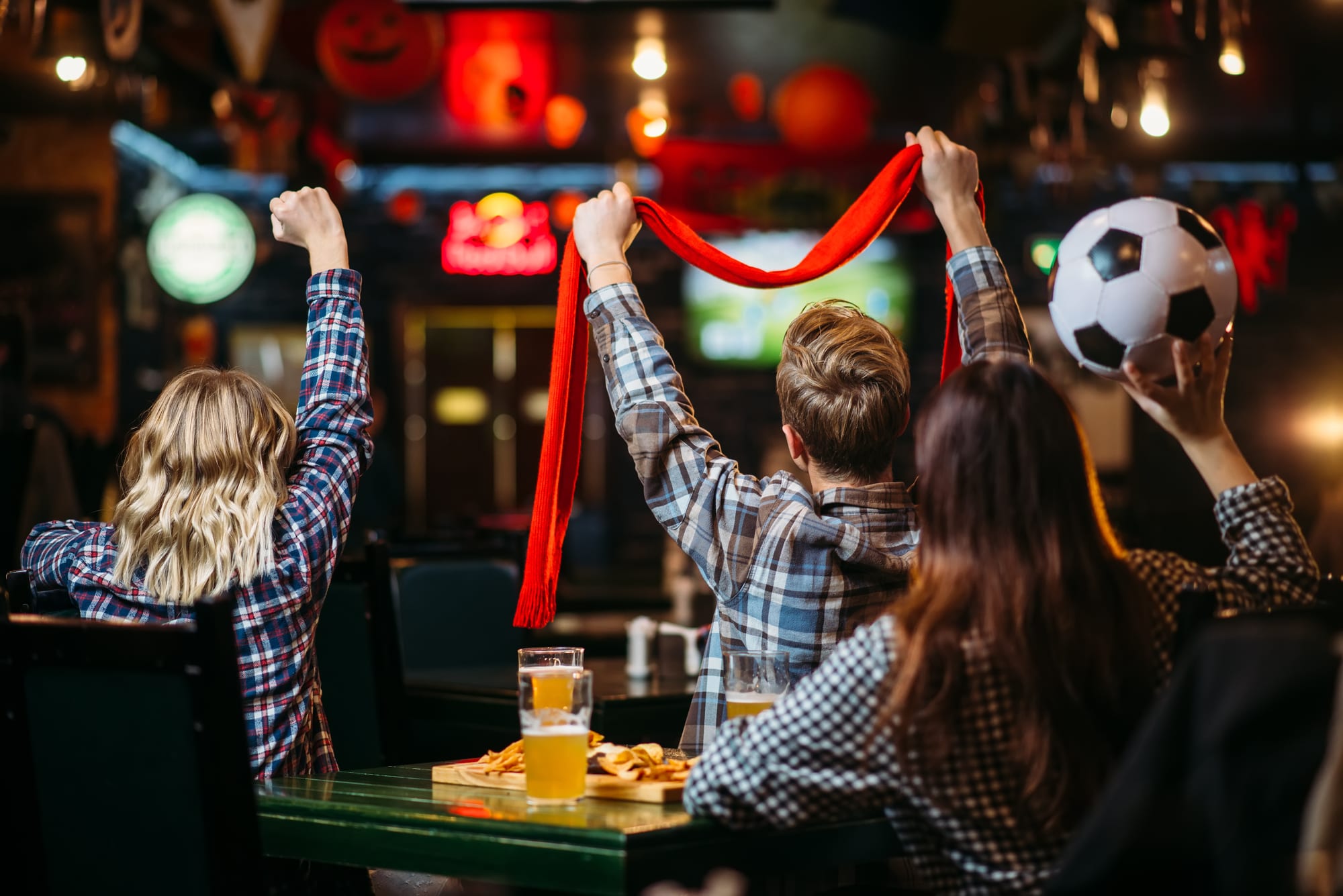 Übertragung eines Fußballspiels in einer Bar