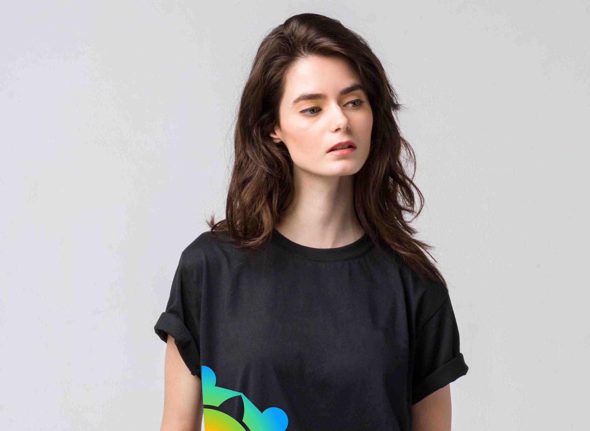 Woman wearing a black T-shirt with a circle design on the side