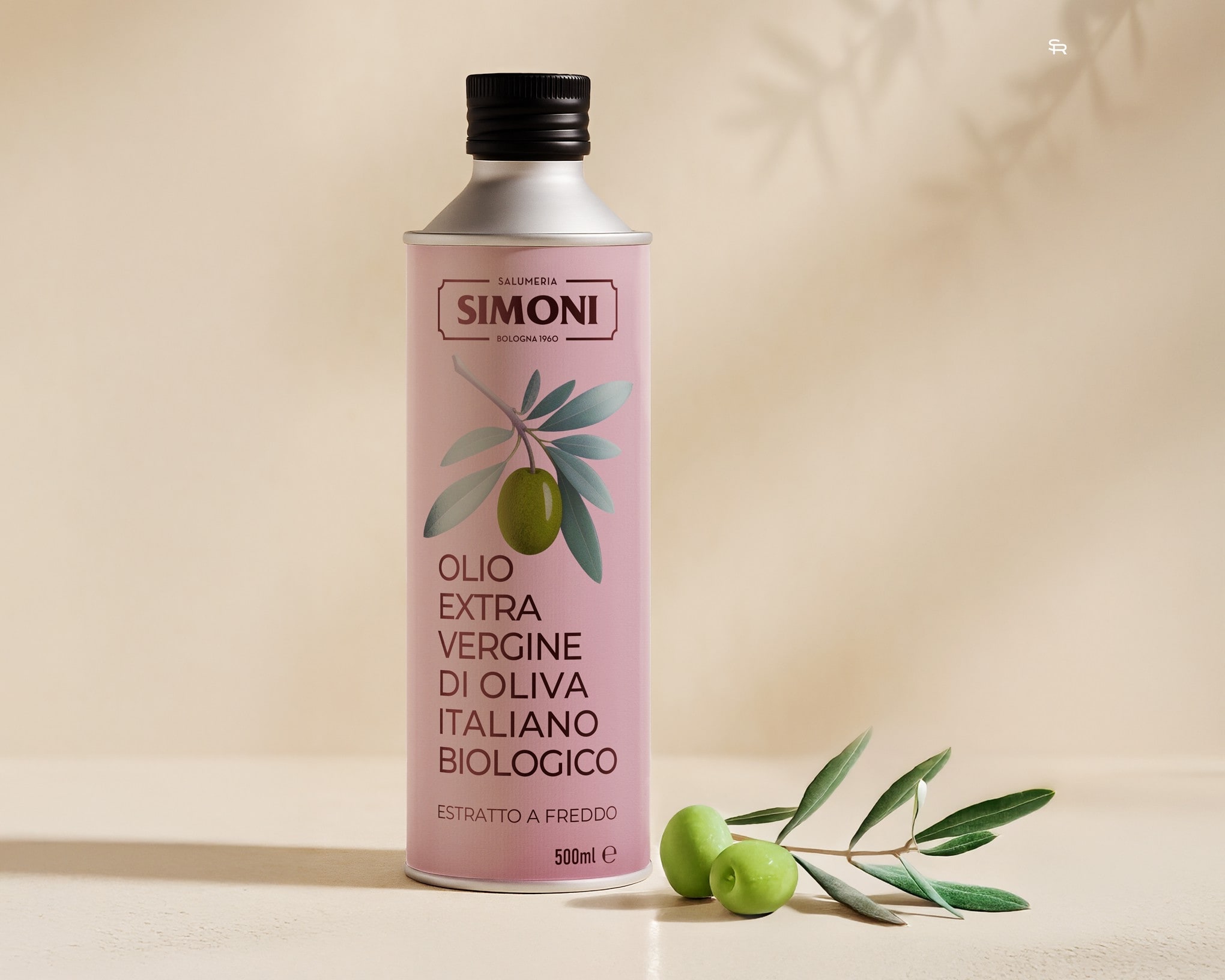 Packaging d'huile d'olive haut de gamme présentant des tons blush doux, une typographie minimaliste et un design d'étiquette de luxe chaleureux avec une esthétique accessible et raffinée.