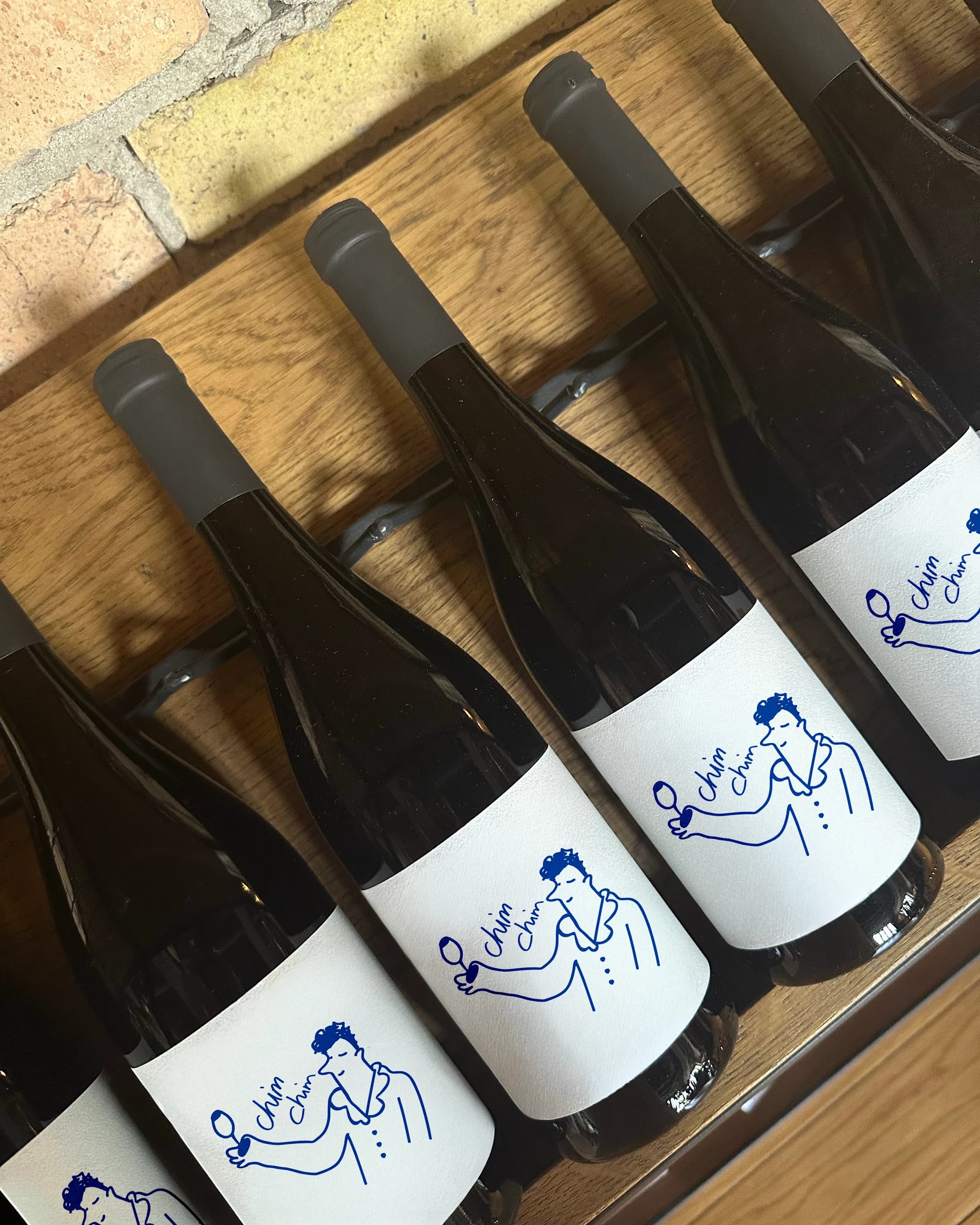 Étiquettes de bouteilles de vin minimalistes présentant des illustrations simples dessinées à la main, des fonds blancs épurés et un dessin au trait ludique avec un style de design moderne centré sur l'humain.