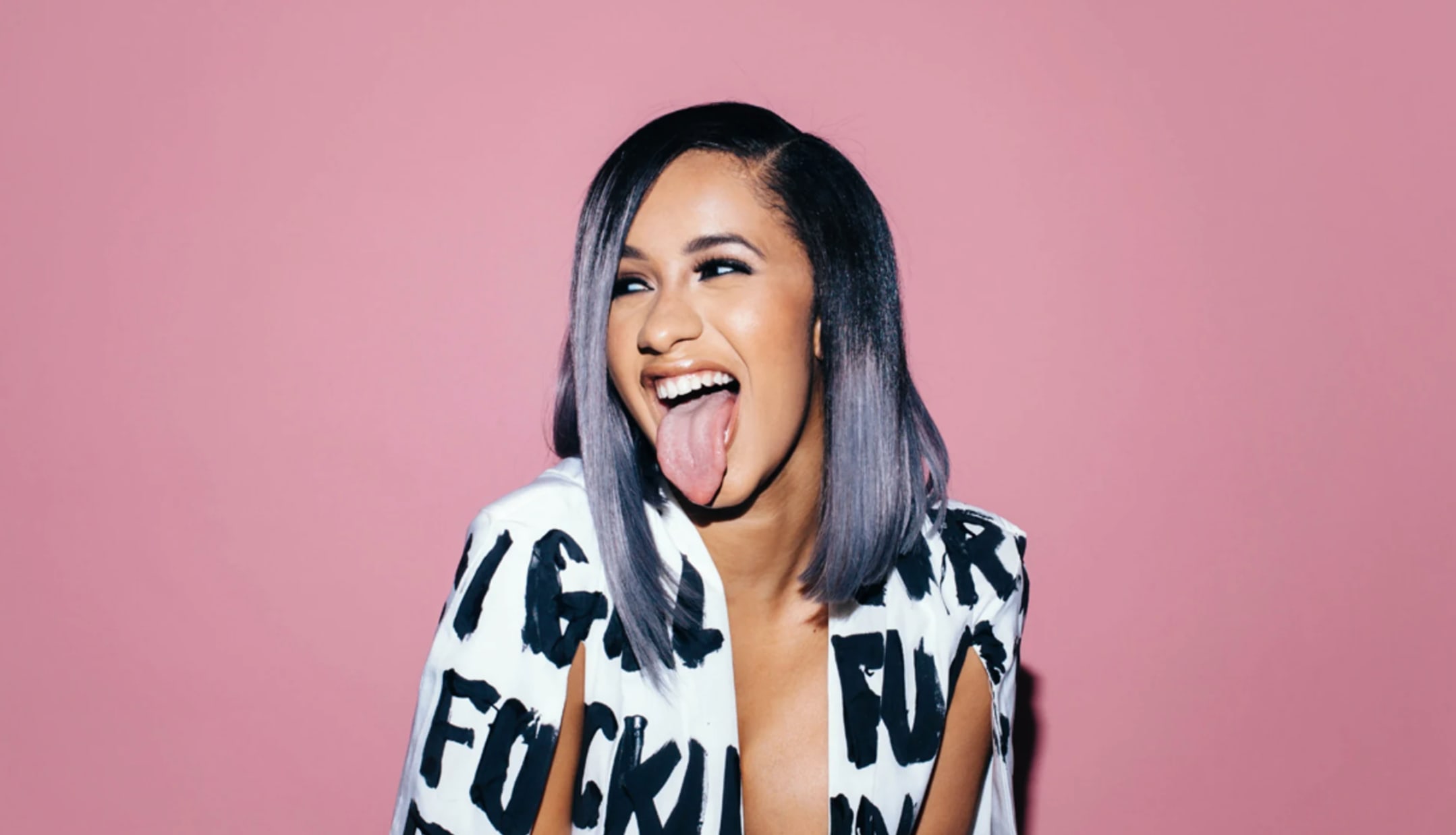 Photo de Cardi B dans sa pose iconique, en train de tirer la langue