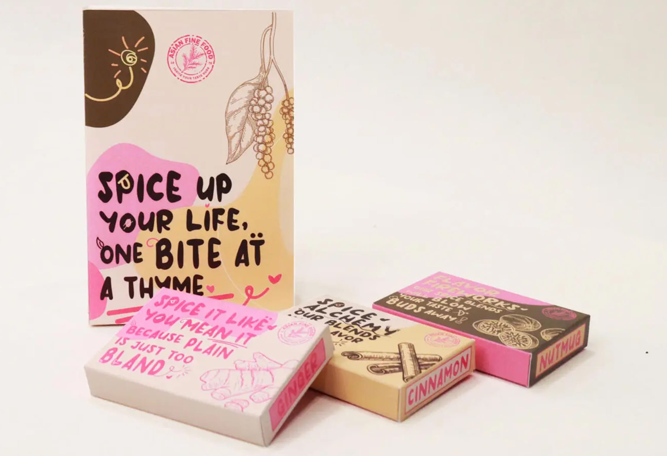Packaging d'épices avec une typographie ludique et surdimensionnée, des blocs de couleurs vives, des slogans malicieux tels que « Pimentez votre vie » et des illustrations dessinées à la main, illustrant la tendance de packaging 2026 Pop narratif