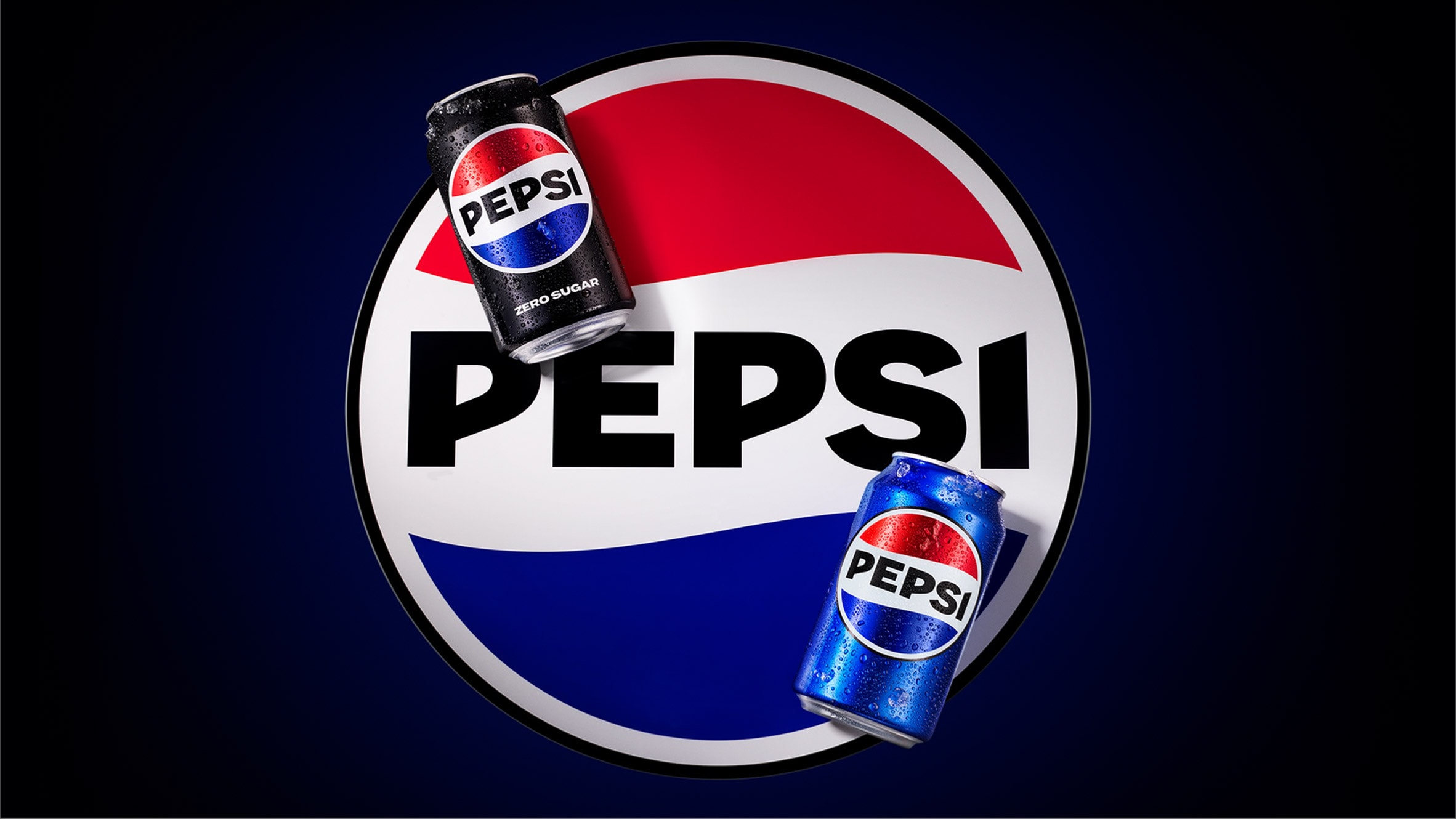 Ein Bild des Pepsi-Logos von 2023 neben einem Bild des Pepsi-Logo-Redesigns.