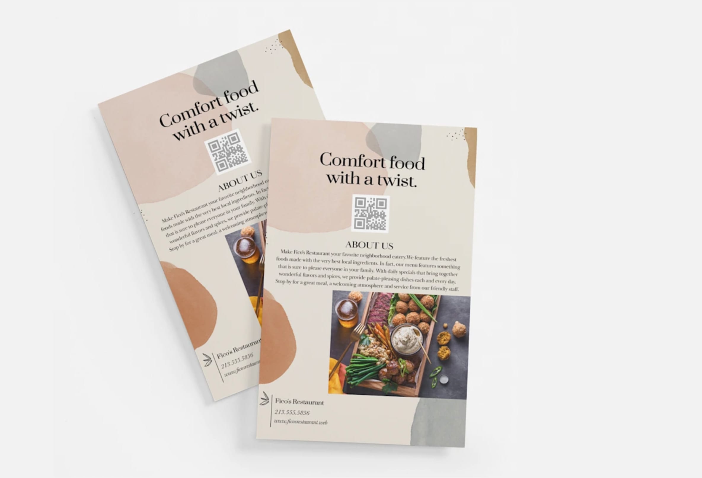 Zwei beige Werbeflyer für ein Restaurant vor einem weißen Hintergrund