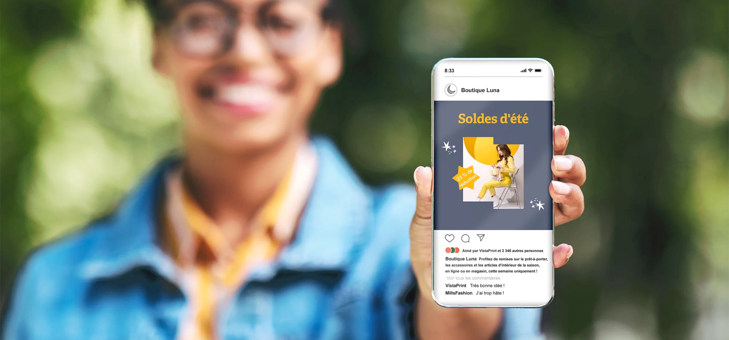 Bannière en vinyle à moitié enroulée et présentant des fruits sur un arrière-plan blanc.