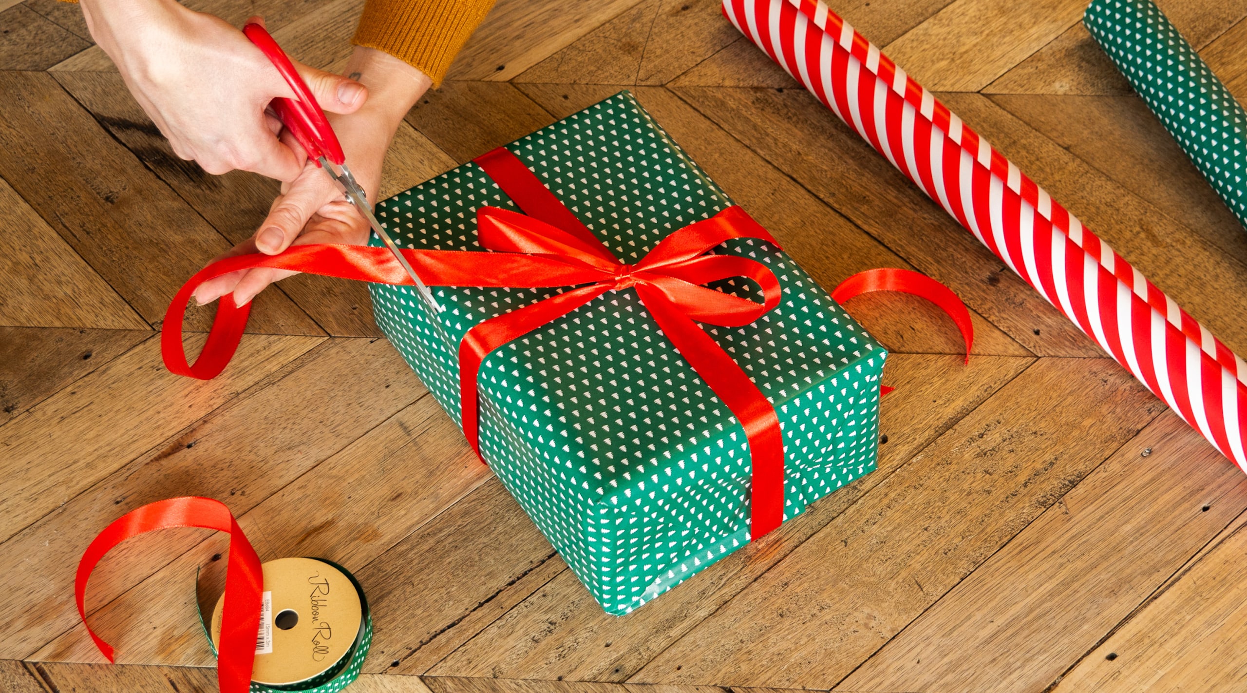 Trim the edges of the ribbon