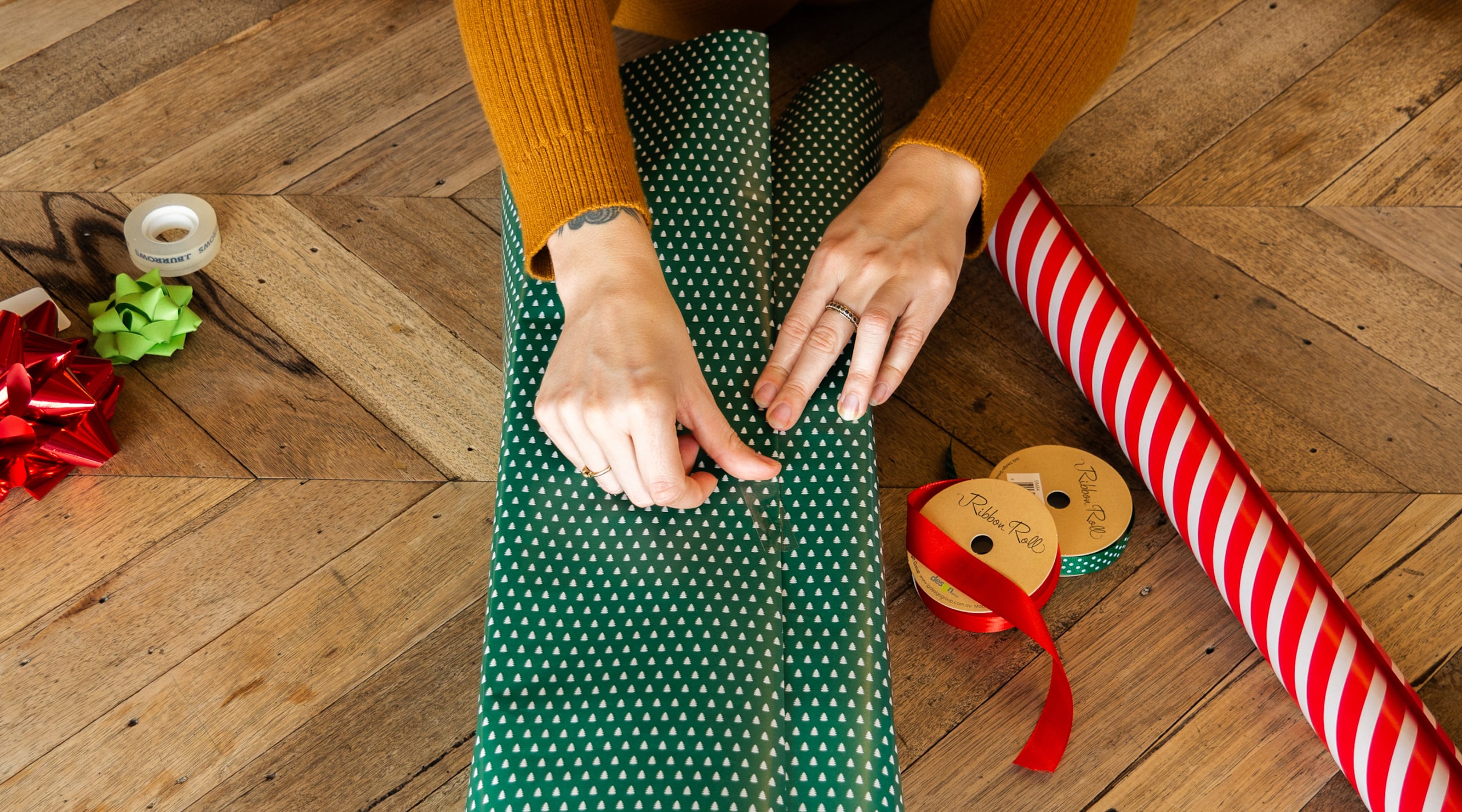 Wrapping a box-shaped gift by joining the edges
