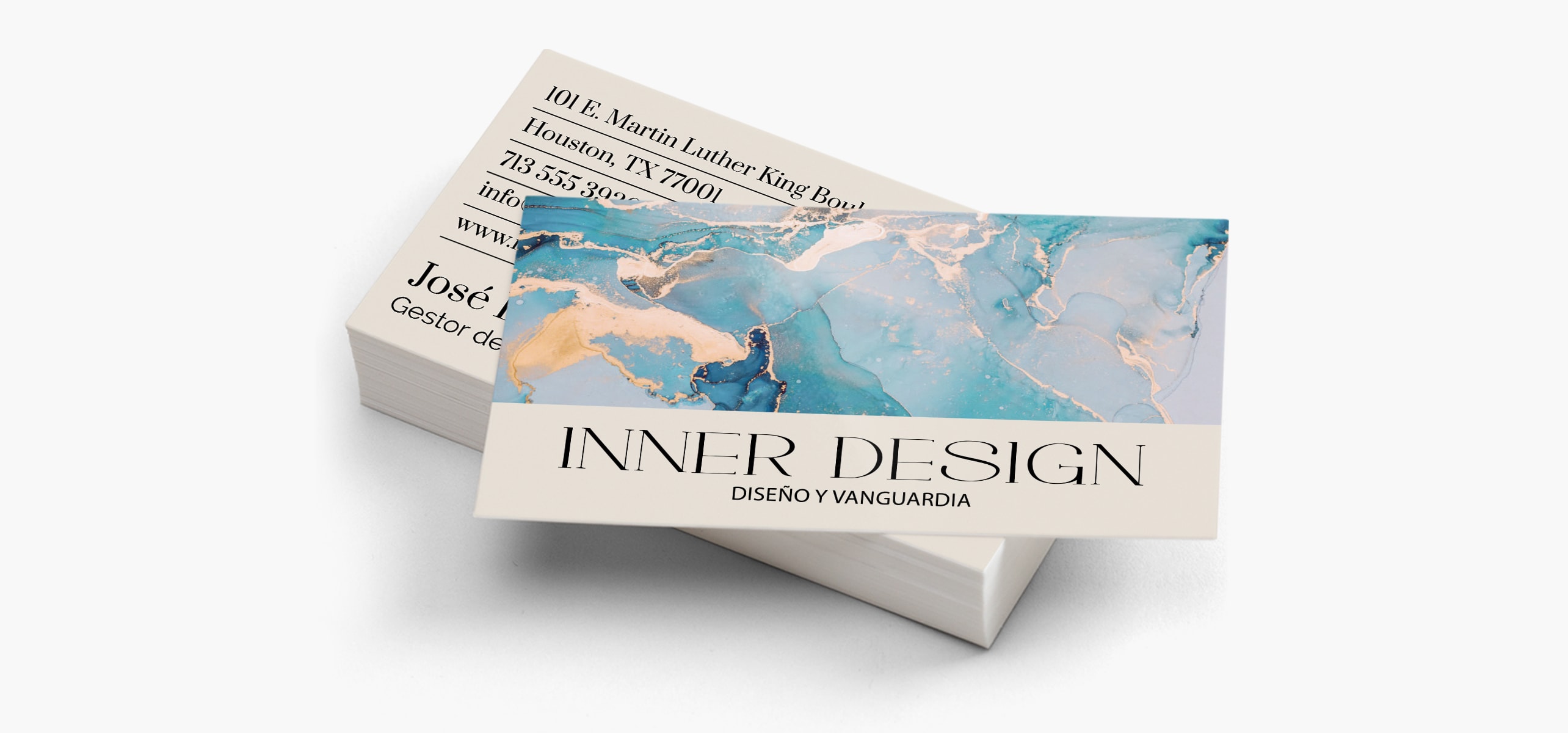 Una tarjeta de presentación promocionando a una empresa de diseño de interiores.