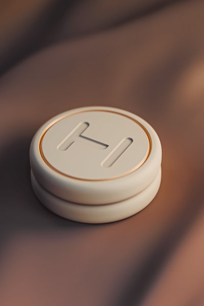 Round-shaped packaging for a lipstick product