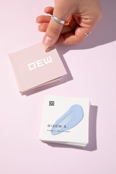 Cartes de visite carrées avec logo de marque, exemples de design d’identité visuelle.