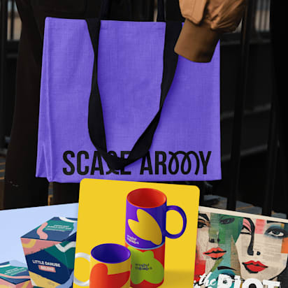 Sac shopping violet avec logo en arrière-plan et collage des grandes tendances graphiques sur le merchandising et le packaging pour les marques.