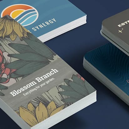 Pile de cartes de visite de styles variés, avec différentes polices et mises en page.