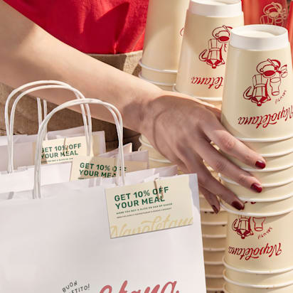 food delivery packaging example with branded takeaway cups and bags for restaurant orders