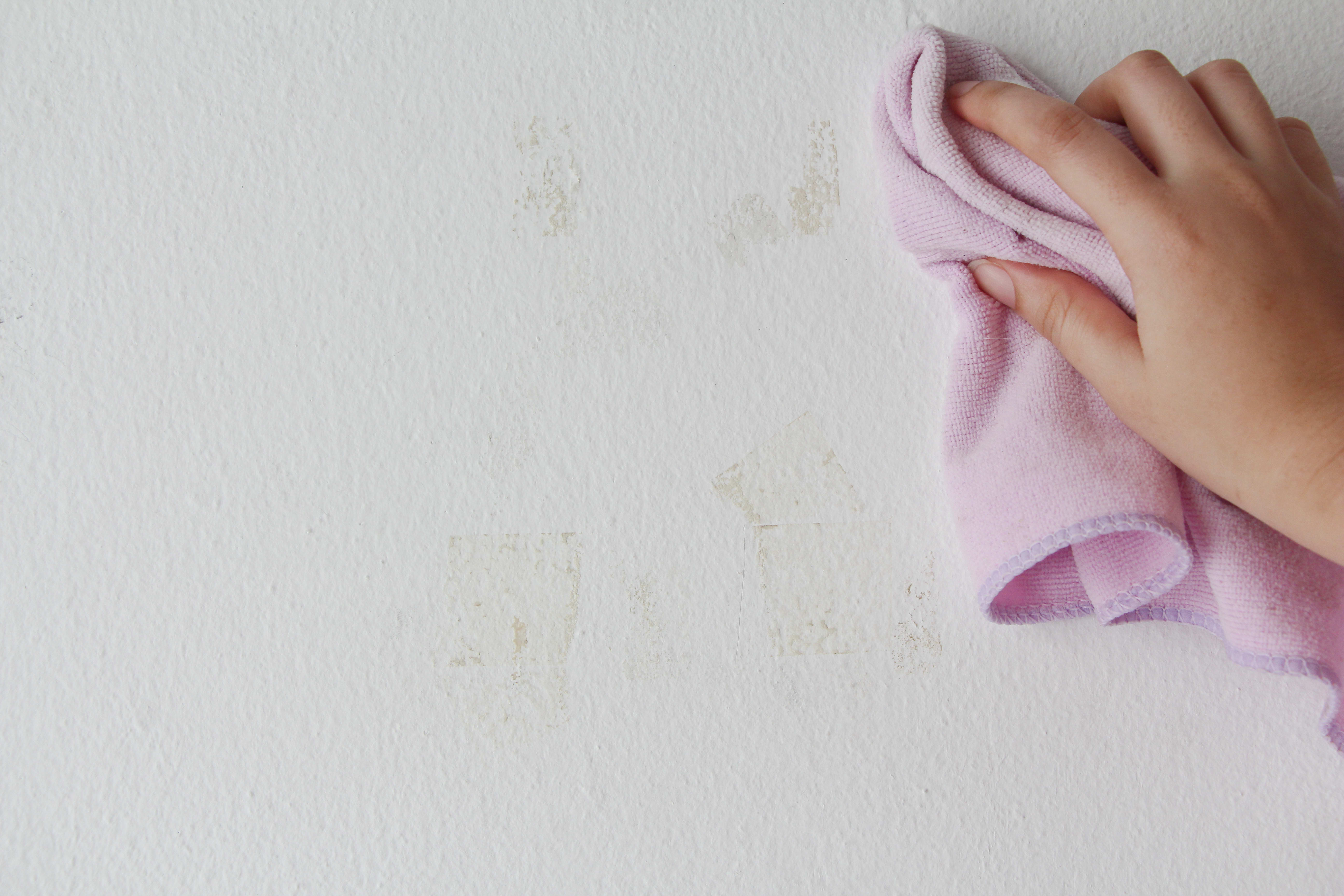 MXP-38567-articleOS-woman-cleaning-and-remove-sticky-001