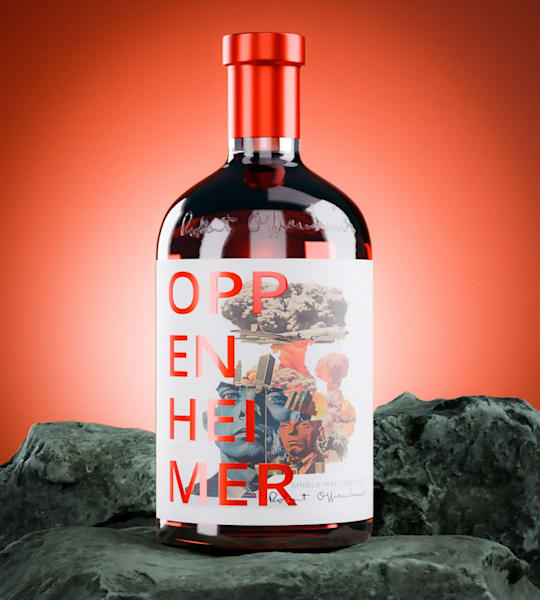 La tendance de design graphique Découpes déformées de 2026 appliquée à un design d’étiquette de bouteille de vin.