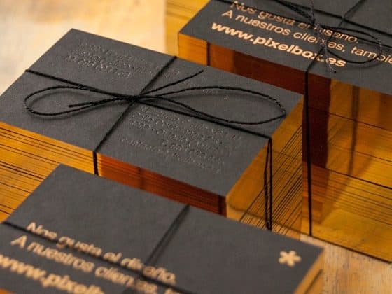 Deck an Visitenkarten mit goldfarbenem Metallic-Rand