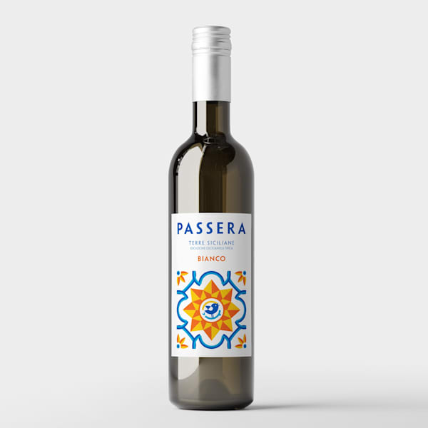 Design d’étiquette de bouteille de vin — un exemple de la tendance de design graphique Folk naturel de 2026.