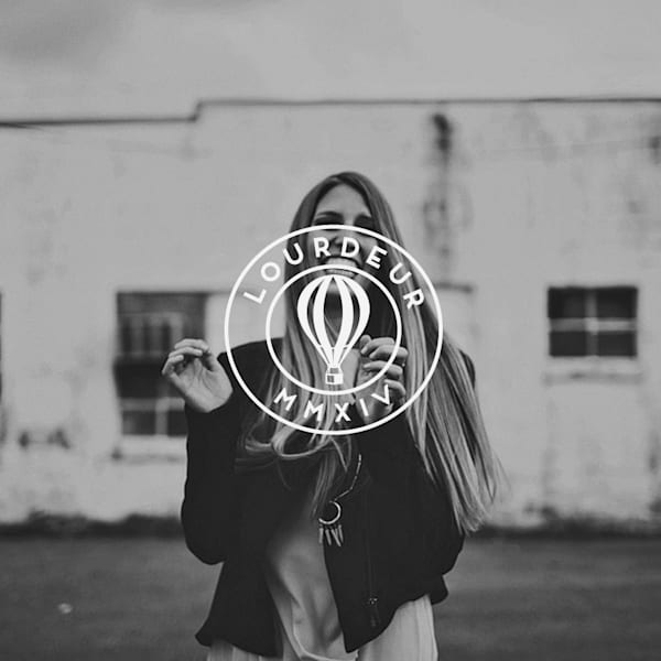 Exemple d’image de marque utilisant la tendance de design graphique Photos spontanées.