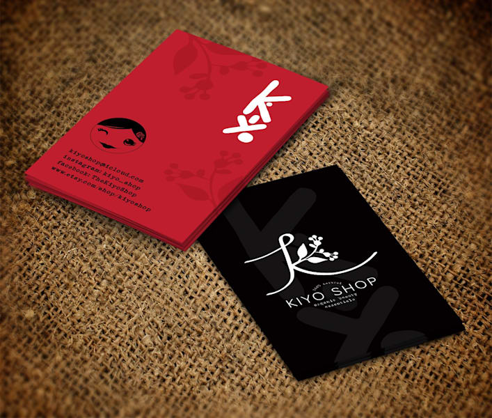 Cartes de visite rouges et noires avec un logo en grandes lettres