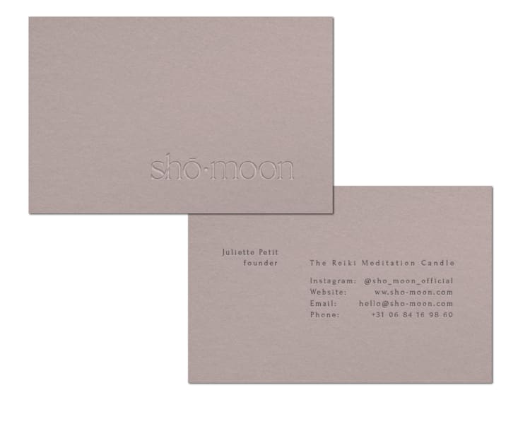 Funktionales und ruhiges Grafikdesign-Trend: Visitenkartendesign mit klarem Layout und gedeckten Farben