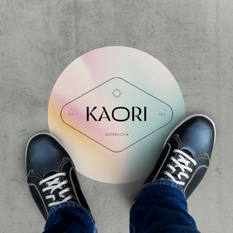 Sticker pour sol dans un magasin de détail représentant le logo de la marque