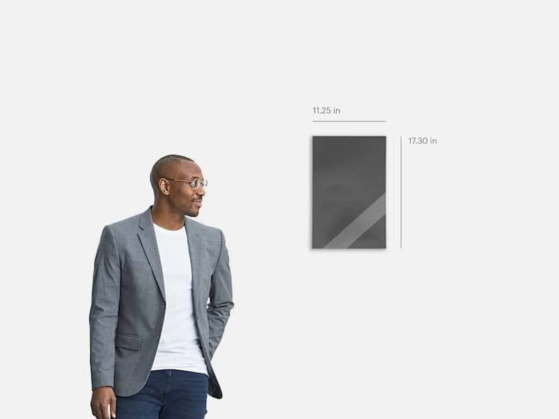 Un poster calendrier avec ses dimensions, à côté d’une personne pour comparaison.