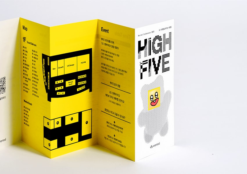 Tendance de design graphique Digi-Cute de 2026 appliquée à un dépliant.