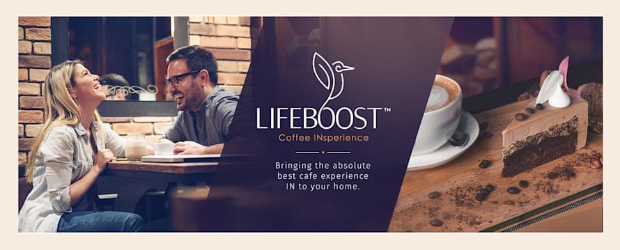 Photo de deux personnes en train de boire un caf&eacute; &agrave; c&ocirc;t&eacute; d'une part de g&acirc;teau