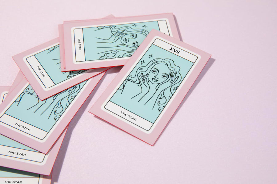Mise en page de carte de visite rose et bleue inspirée des cartes de tarot, exemples de design d’identité visuelle.
