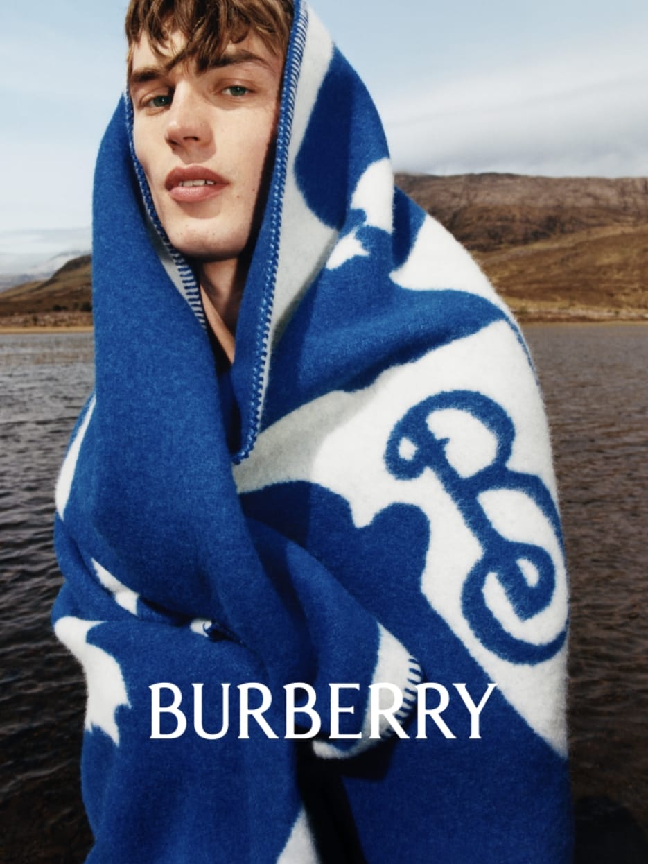 Ein Bild des neuen Serifen-Logos von Burberry aus dem Rebranding des Unternehmens 2023.