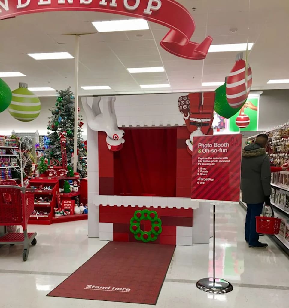 Un stand photo de Noël dans un magasin Target