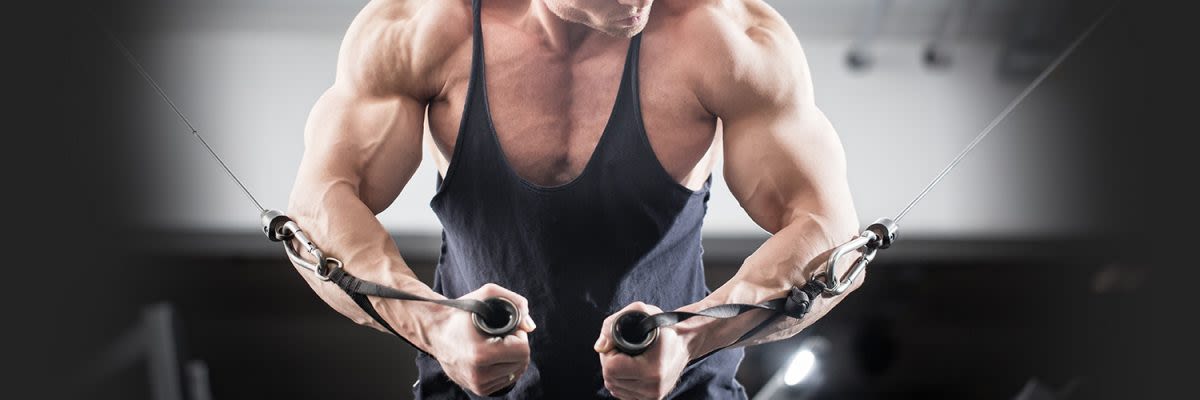 Man met sterke biceps
