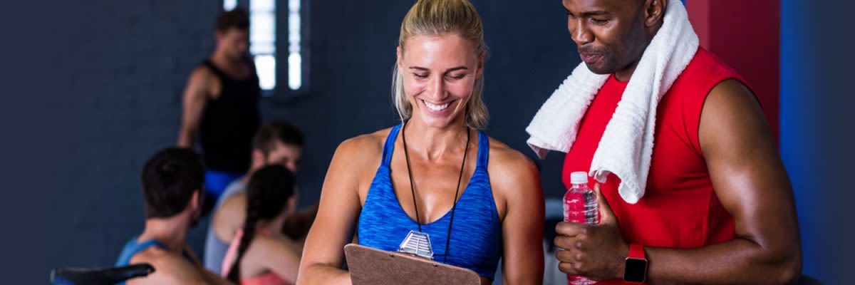 man en vrouw met trainingsschema