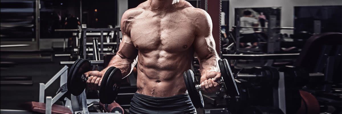 1500x500 man met dumbbells
