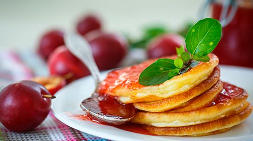Low Carb Milchkaramell Pancakes mit Pflaumentopping
