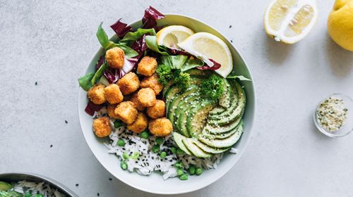 Gesunde & leichte Buddha Bowl mit Tofu und Reis