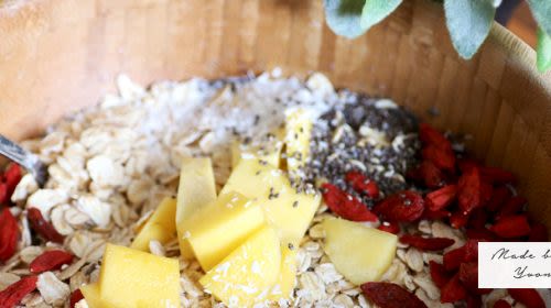 Mango-Goji-Müsli mit Kokosraspeln und Chia Samen