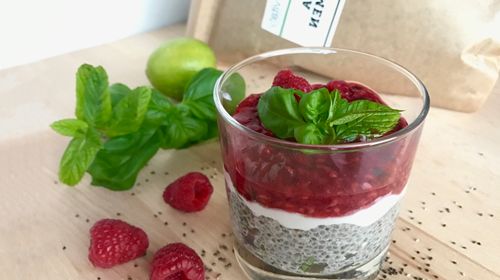 Chia Pudding mit Himbeer-Minz-Basilikum Topping