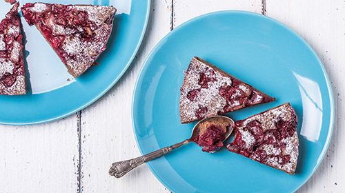 Buchweizenkuchen mit versunkenen Sauerkirschen