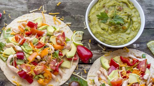 Paleo-Tortillas mit Chia-Guacamole und Salsa