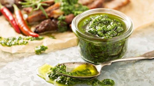 Chimichurri mit Gewürzmischung anrühren