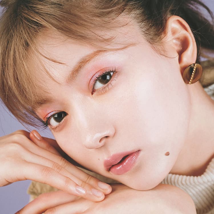 さりげないラメで透明感を演出 女っぽメイクを目指すなら 偏光 がポイントです Viviモデルズの春メイク Vivi