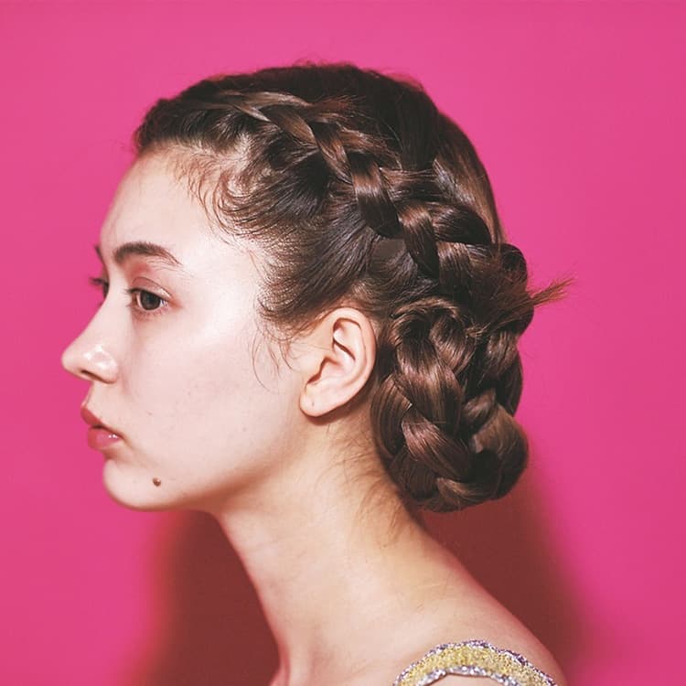 普通の三つ編みをもっと可愛く♡ 進化型ラウンド三つ編みの作り方 | ViVi