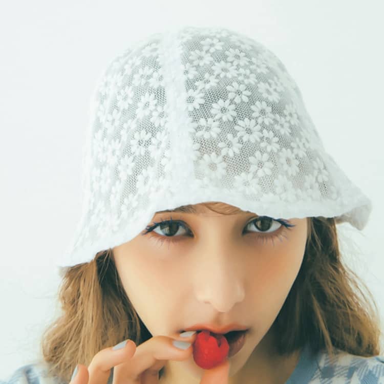 ビッグチェーンにクリアメガネ いつもコーデは小物で可愛くアップデート Vivi